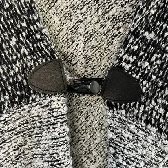 Steve Madden Women's Black And White Fringe Trim Poncho OSFM. NEW WITH DEFECTS - Picture 5 of 10